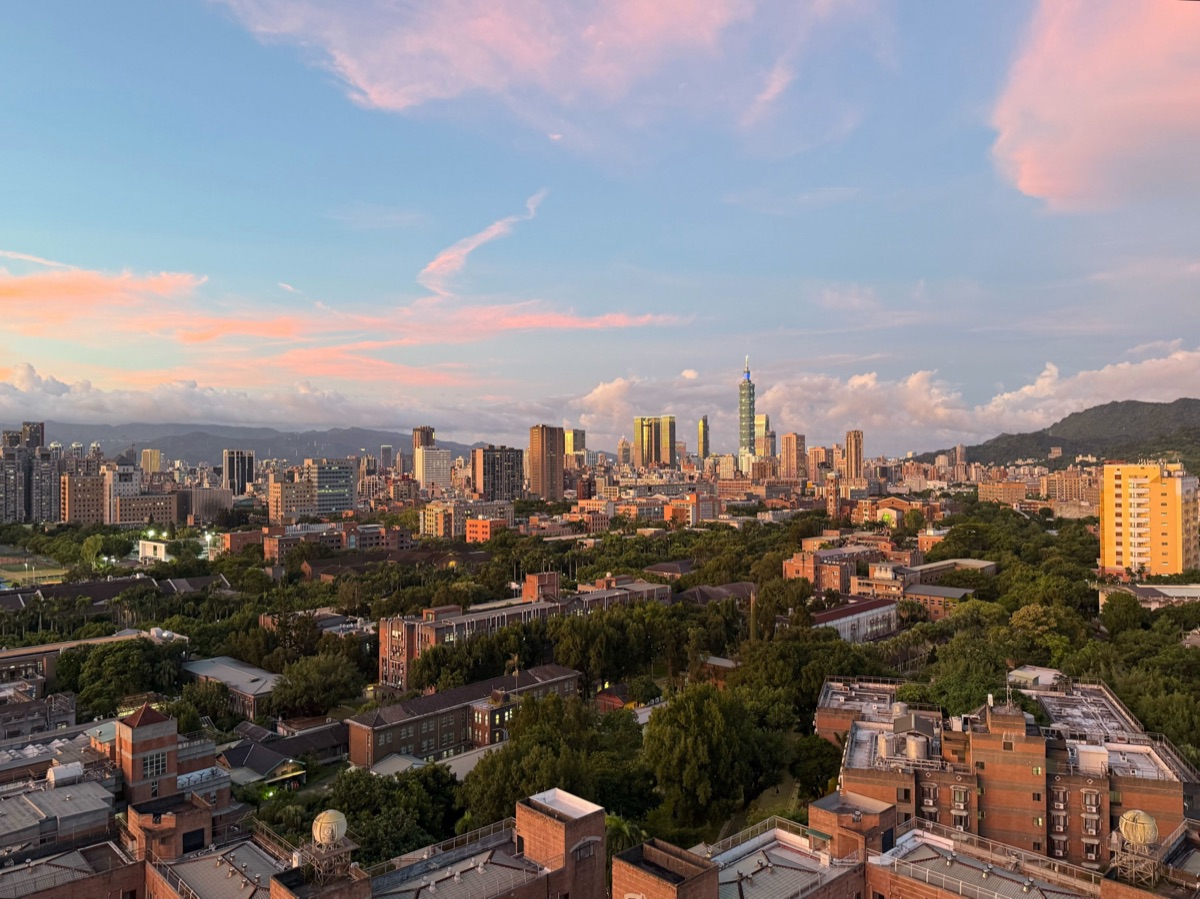 夕陽下的臺北市景與台北 101