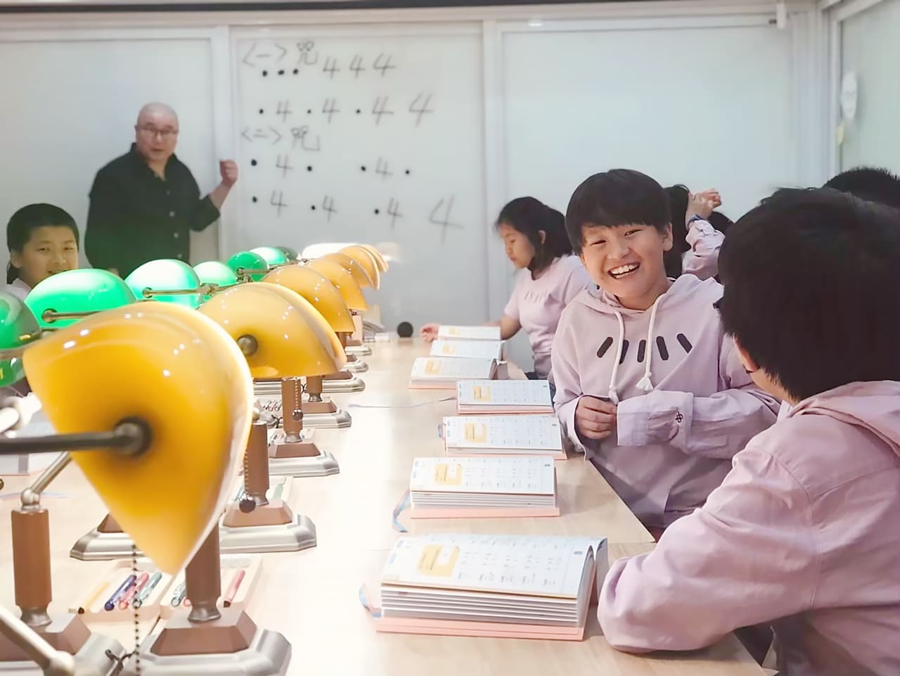 蕭文乾博士在教室白板前授課,學生在座位上聽講